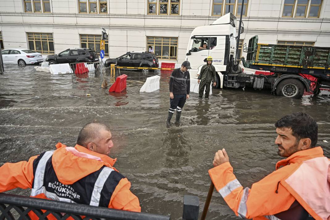 İstanbul'u sağanak vurdu. Mısır Çarşısı girişi sular altında, tramvay seferleri durdu 22